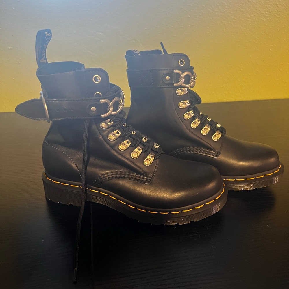 New without tags Dr. Martens combat Boots in Size 7
